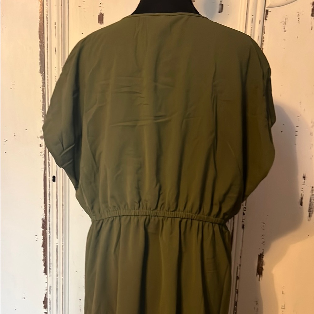 Green Ruched Midi Sundress with Dolman Sleeves - Picture 4 of 8